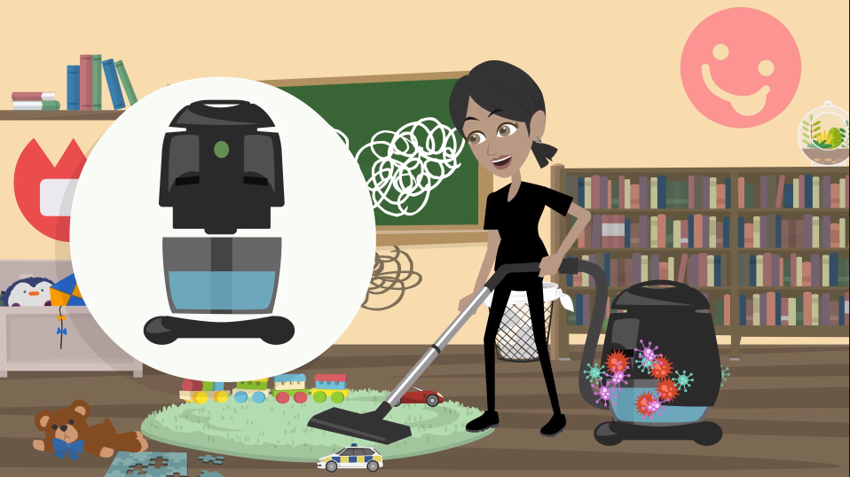 Eine animierte Person saugt den Boden in einem sauberen Raum mit Bücherregalen und Spielzeug im Hintergrund, während ein Bild eines Saugroboters im Vordergrund zu sehen ist.